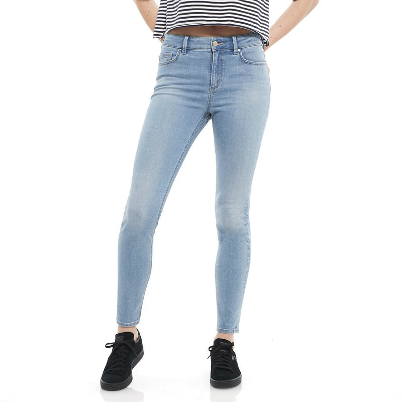 Riders By Lee Mid Vegas Cascade Blue Jeans Our best seller, the Mid Vegas is a super skinny mid-rise jean in a light blue denim wash. Slim through the leg and finishing with a super skinny fit on the ankle it makes for a sleek silhouette and the perfect every day staple. Vintage light blue denim wash Contrast wheat Famous Rock Shop 517 Hunter Street Newcastle 2300 NSW Australia