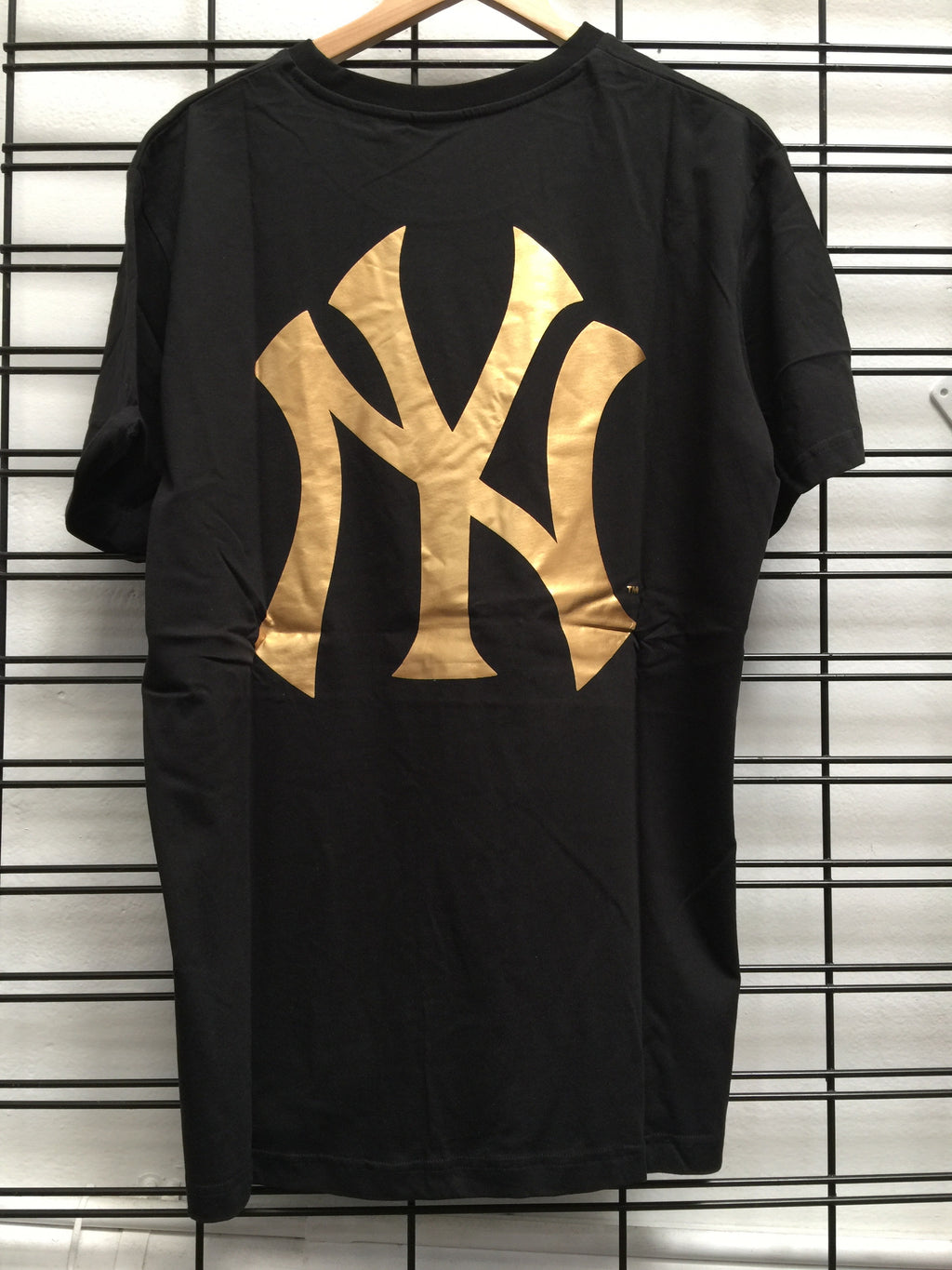 NEW YORK YANKEES MAJESTIC CHESNEY T-SHIRT- MENS BLACK/GOLD