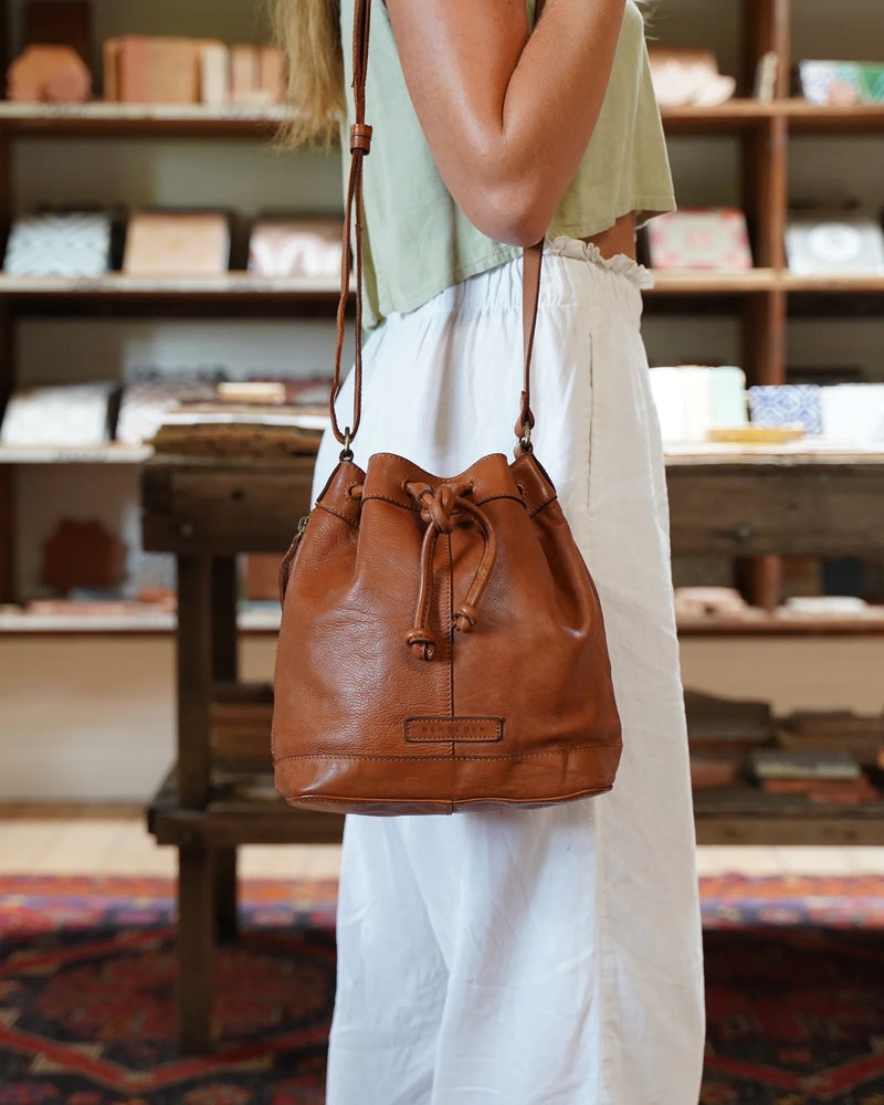 Beholder Lila Saddle Tan Leather Bucket bag