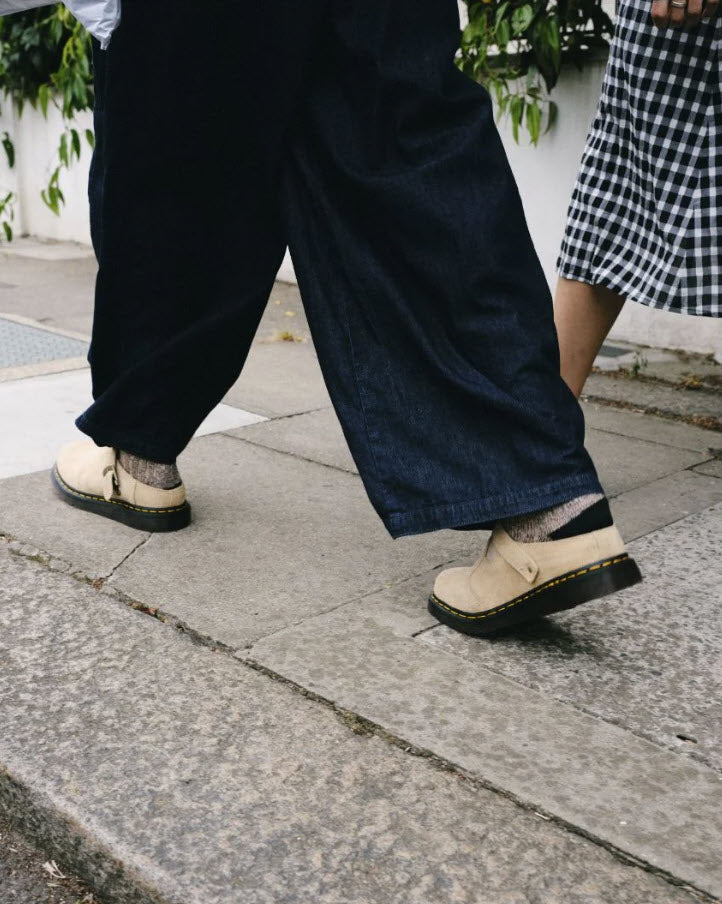 Dr Martens Isham Oasis Suede Parchment Beige