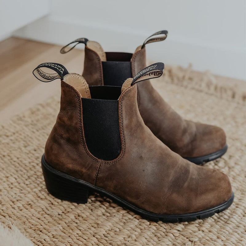 Blundstone 1673 Antique Brown Boots featuring a low heel and made from soft supple leather with a black elastic gusset.