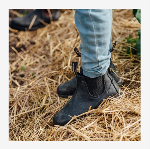 Blundstone 631 Premium Black Kids Leather Chelsea Boots Model Image 2